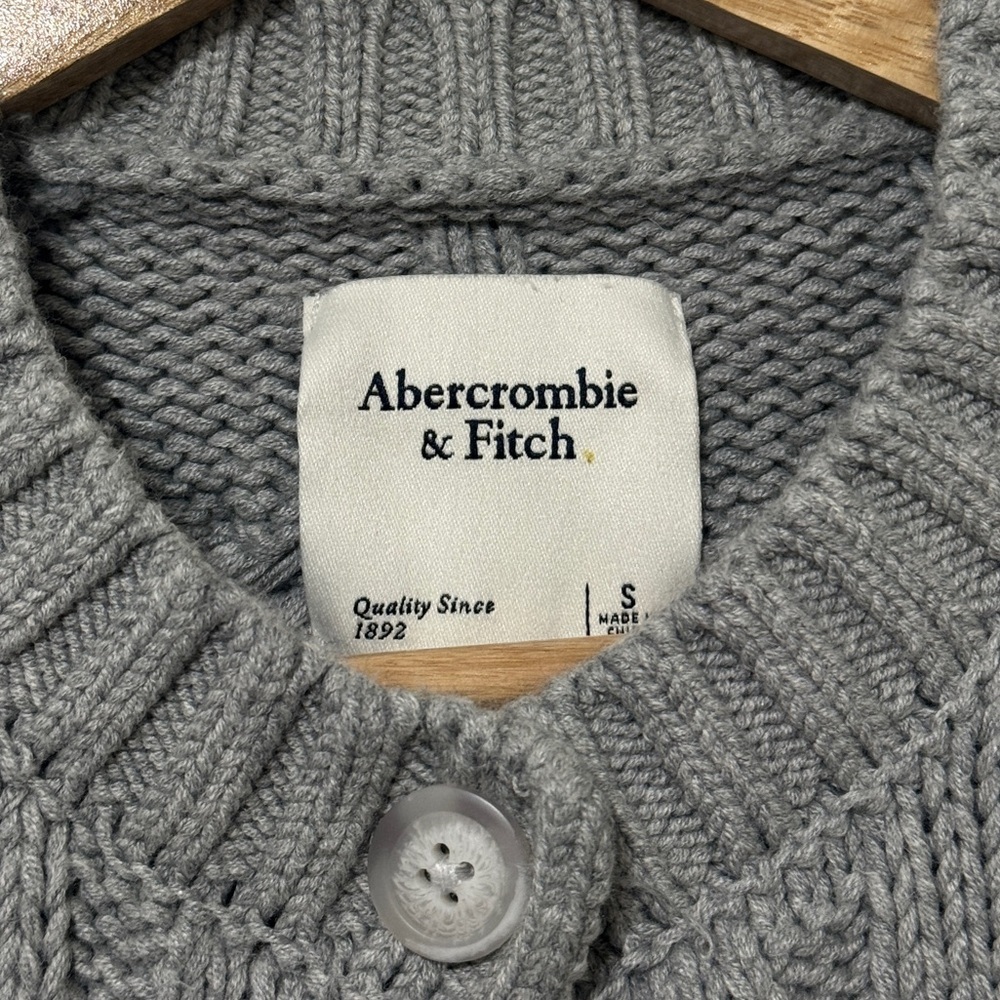 Abercrombie & Fitch Cable Knit Cardigan Size Small Chunky Sweater Gray Cropped - Picture 3 of 6